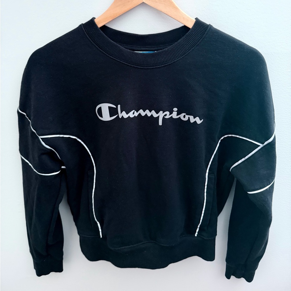 Champion Women’s Cropped Black Sweatshirt Size Medium Athletic Streetwear